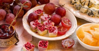 Güzel peynir ile kahvaltı sunulan