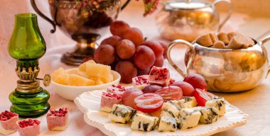 Tablo Snacks. Şenlikli bir sofra. Vintage tarzı.