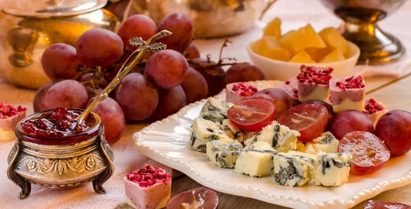 치즈입니다. 전채의 구색입니다. 과일 및 초콜릿. — 스톡 사진
