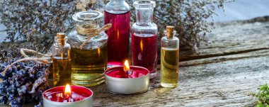 Kuru lavanta, mumlar ve kokulu yağ şişe.