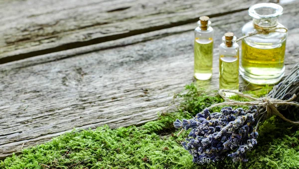 Demet kuru lavanta ve aromatik yağ ile şişe.