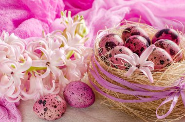 Bir pembe veya beyaz bir yuvadaki yumurta