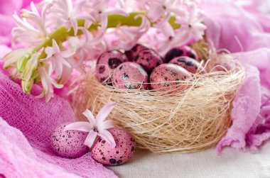 Bir pembe veya beyaz bir yuvadaki yumurta