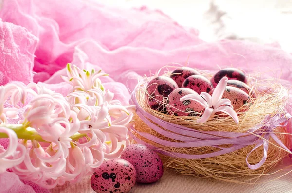 Πασχαλινά αυγά σε φωλιά σε ένα ελαφρύ ροζ ή λευκό — Φωτογραφία Αρχείου