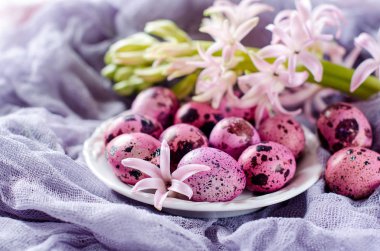 Bir leylak runner üzerinde bir tabakta Paskalya yumurtaları