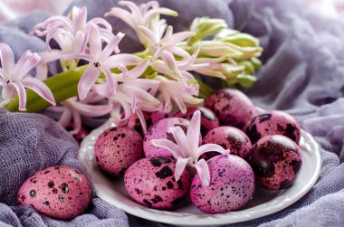 Bir leylak runner üzerinde bir tabakta Paskalya yumurtaları