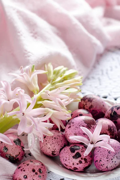 復活祭の卵白プレートとヒヤシンスの花. — ストック写真