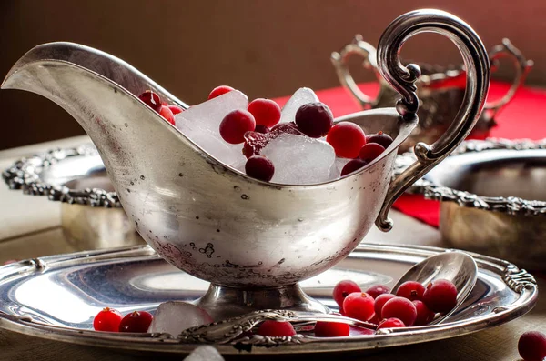Hermoso tazón de plata con hielo y bayas rojas. Vintage . — Foto de Stock