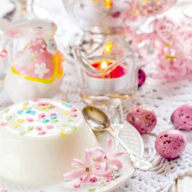 Paskalya tavşanı ve çiçekler ile arka plan ve badanalı.