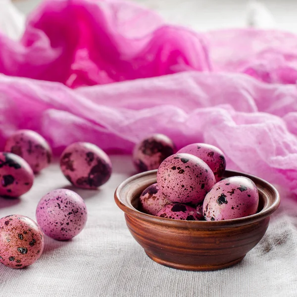 イースターの背景。ピンクに塗った小さな卵. — ストック写真