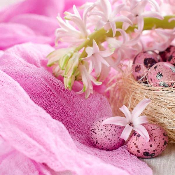 ピンク色のヒヤシンスと装飾卵をイースターの背景. — ストック写真