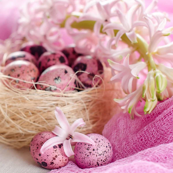 ピンク色のヒヤシンスと装飾卵をイースターの背景. — ストック写真