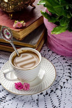 Vintage tarzı kahve Kupası ve kitap ile güzel natürmort.