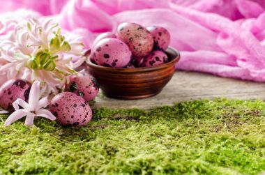 Renkli yumurta ve çiçek yeşil yosun b Paskalya arka plan