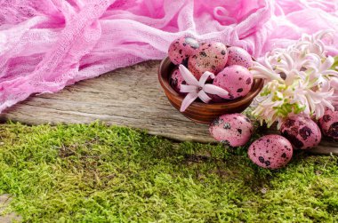 Renkli yumurta ve çiçek yeşil yosun b Paskalya arka plan