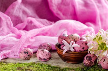Küçük pembe yumurta ve çiçeklerin güzel Paskalya arka plan 