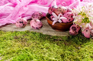 Küçük pembe yumurta ve çiçeklerin güzel Paskalya arka plan 
