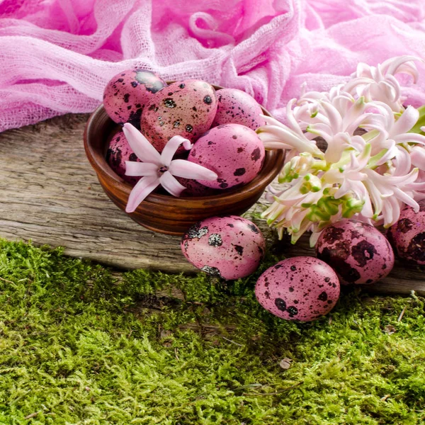 Renkli yumurta ve çiçek yeşil yosun b Paskalya arka plan