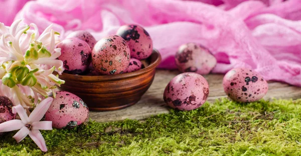 Küçük pembe yumurta ve çiçeklerin güzel Paskalya arka plan 
