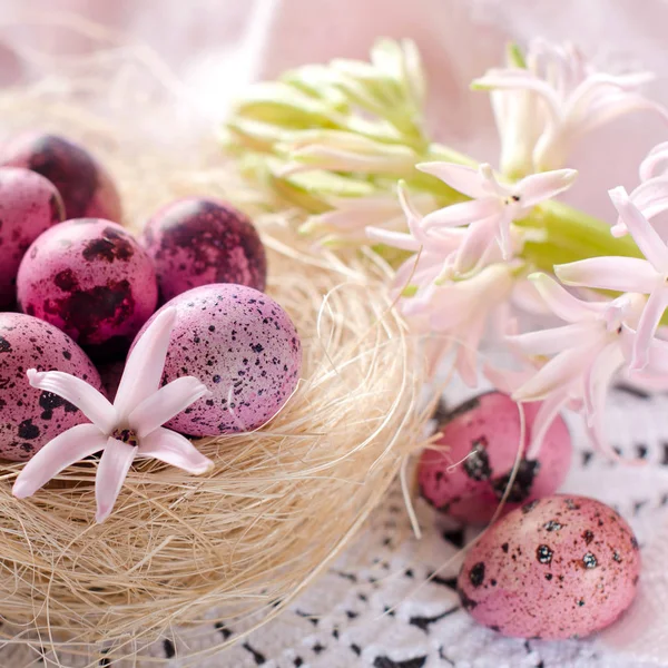 花と色の卵と美しいイースターの背景 — ストック写真