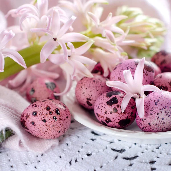 花と色の卵と美しいイースターの背景 — ストック写真