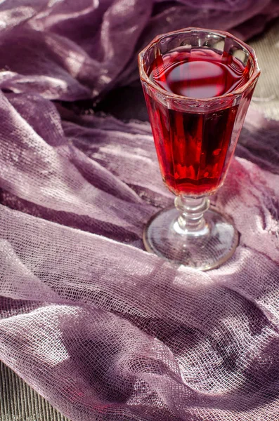 赤ワインと美しいビンテージ グラス — ストック写真