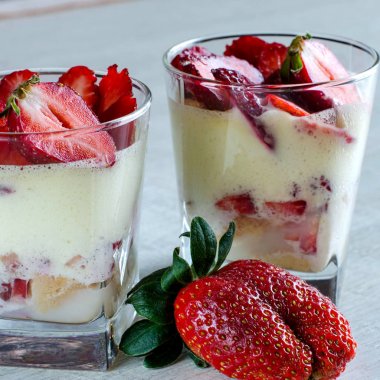 Cam bardak çilek ile tatlı