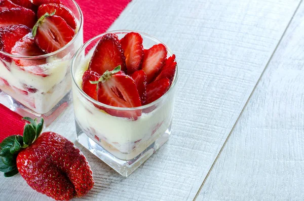 Dessert in Glasbechern mit Erdbeeren — Stockfoto