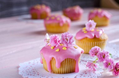 Pembe krema ve güzel dekorasyon closeup ile cupcake