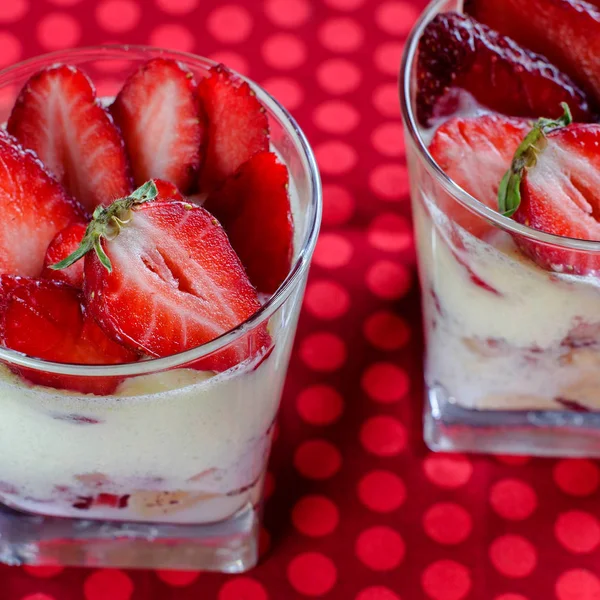 Schöne Erdbeerdesserts auf rotem Hintergrund — Stockfoto