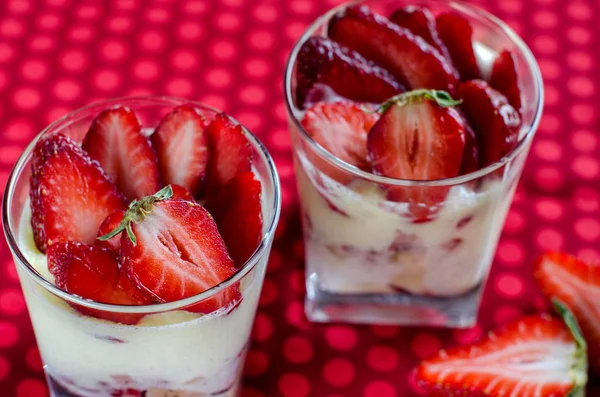 Schöne Erdbeerdesserts auf rotem Hintergrund — Stockfoto