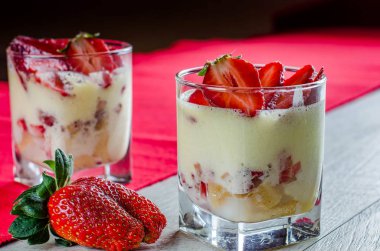 Cam bardak çilek ile tatlı