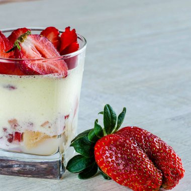 Cam bardak çilek ile tatlı