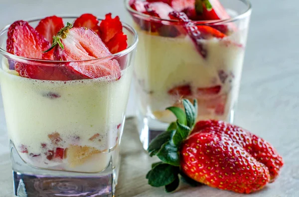 Dessert in Glasbechern mit Erdbeeren — Stockfoto