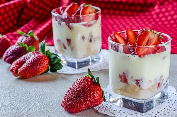 Dessert in Glasbechern mit Erdbeeren — Stockfoto