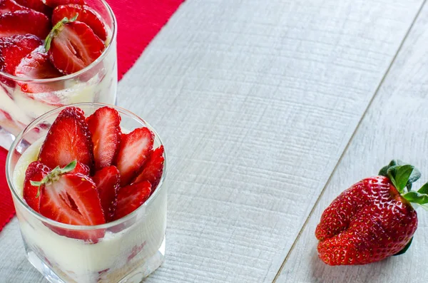 Dessert in Glasbechern mit Erdbeeren — Stockfoto