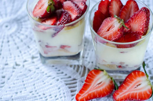 Primo piano del dessert alla fragola, posto per il testo — Foto Stock