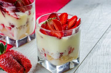 Cam bardak çilek ile tatlı