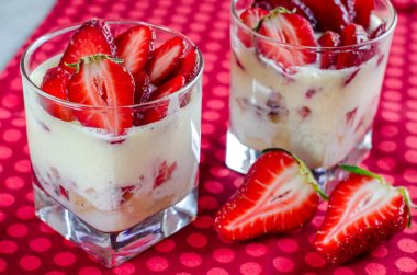 Kırmızı bir arka plan üzerinde güzel çilek tatlılar