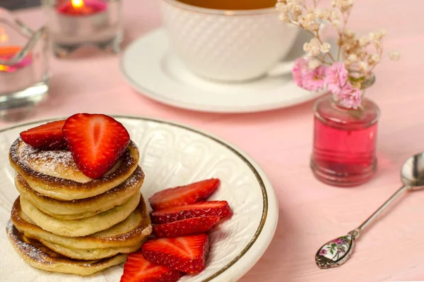 Krep yığını çilek dilimleri ile