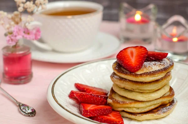 Frühstück - Pfannkuchen mit Erdbeeren — Stockfoto