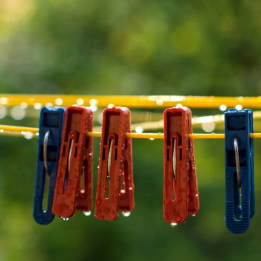 Çamaşır ipinde mandallar