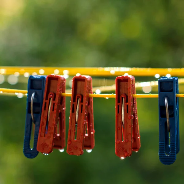 Çamaşır ipinde mandallar