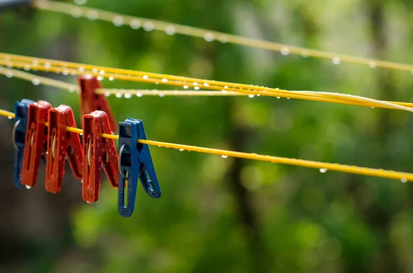 Clothespins on the clothesline — Stock Photo, Image