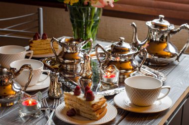 Güzel servis edilmiş şenlik masası.