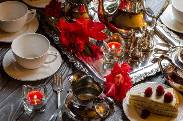 Güzel servis edilmiş şenlik masası.