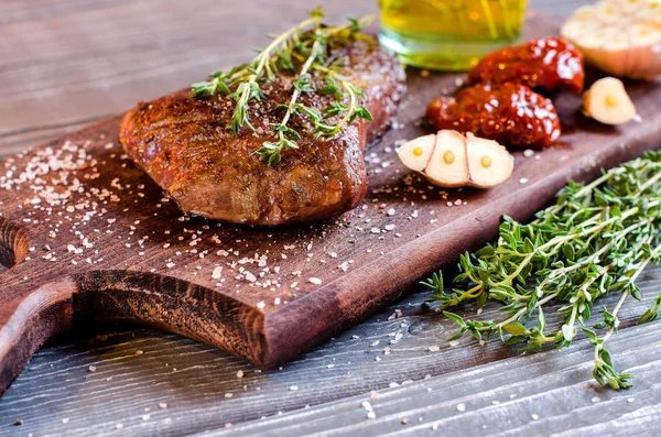 ローズマリーと牛肉のクローズ アップからステーキ — ストック写真