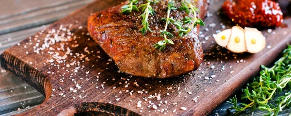 Bife de carne de vaca closeup com alecrim — Fotografia de Stock