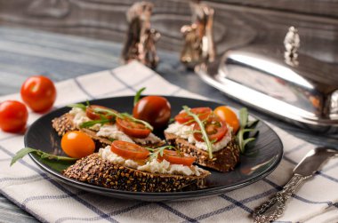 peynir ve domates Bruschetta
