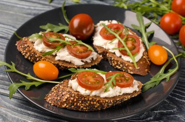 peynir ve domates Bruschetta